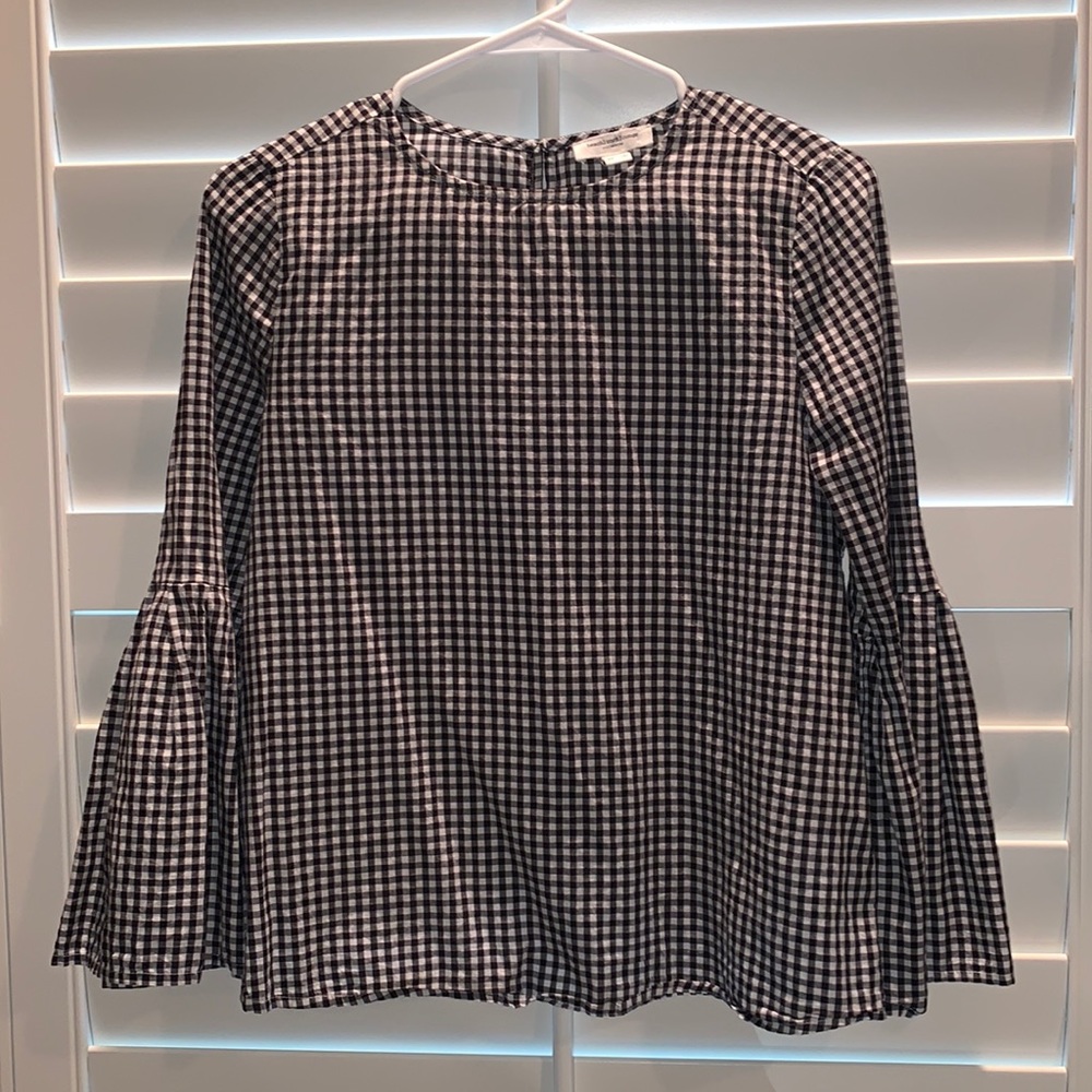Super cute top with bell sleeves xsmall